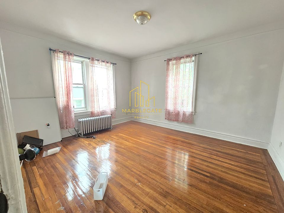 2nd image of 110-112 Lincoln St #204