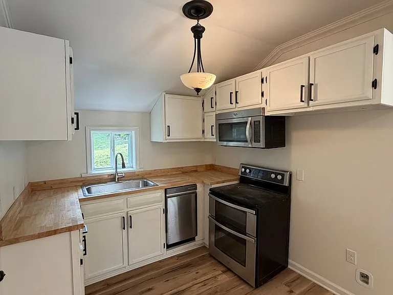 1013 Riverside Dr — Photo 5