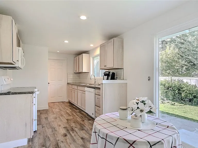 12208 Edgewood Ave SW — Photo 6