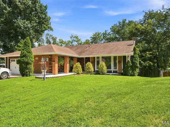 12160 Oakwilde Ct, Maryland Heights, MO 63043