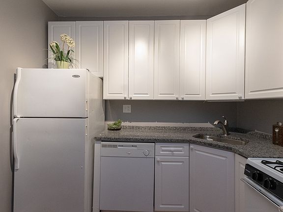 3rd image of 626 W Stratford Pl #W2
