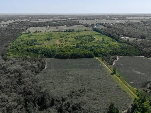 1701 NE 70th St, Topeka, KS 66617