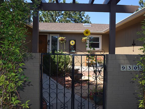 Courtyard/front entry