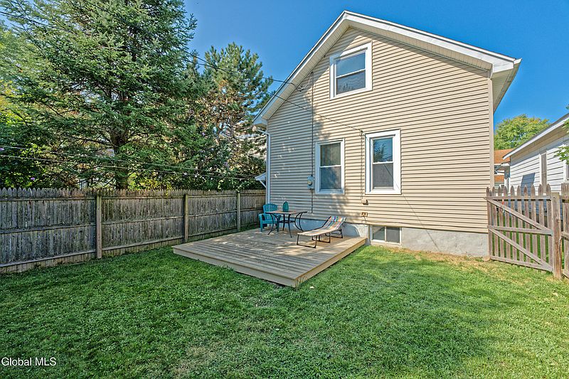 4th image of 22 Lawnridge Avenue
