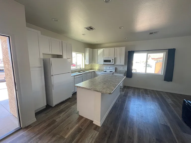 9216 W Oneida Dr — Photo 4