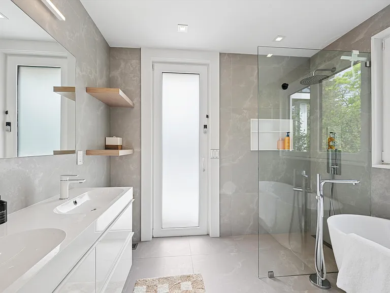 28 Canoe Place Rd — Photo 19