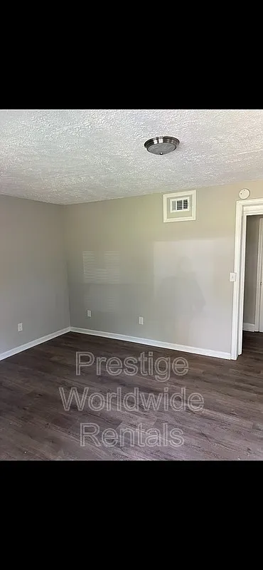 3 bed, 1.0 bath, 1481 sqft, $1,200 — Photo 2