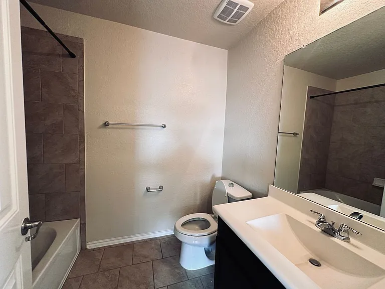 7102 Hibiscus Fls — Photo 24