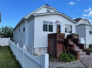 53 Ostend Rd, Island Park, NY 11558