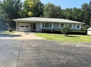 635 W Avenue B, Lewistown, IL 61542