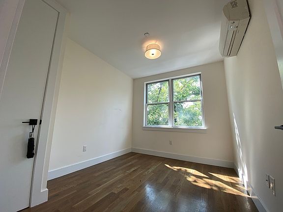 3rd image of 1424 Hancock St #4