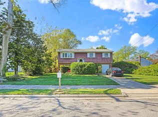 1 Carman Pl, Massapequa, NY 11758