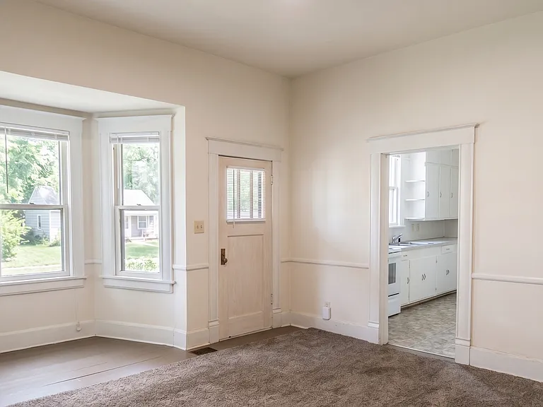 1207 E Elm St — Photo 4
