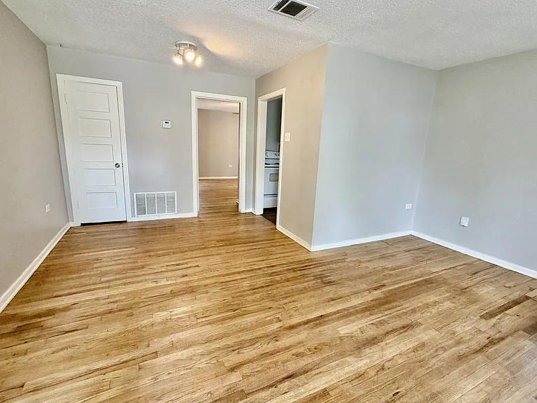 4010 Homan Ave — Photo 2