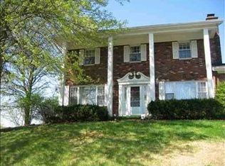 135 Honeysuckle Ln, Huntington, WV 25701