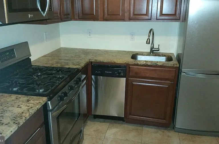 525 Fitzwater St #1R — Photo 1