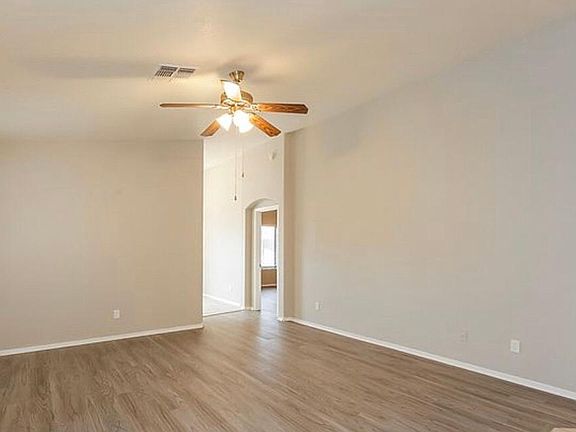 4th image of 111 S Parkwood Cir #1