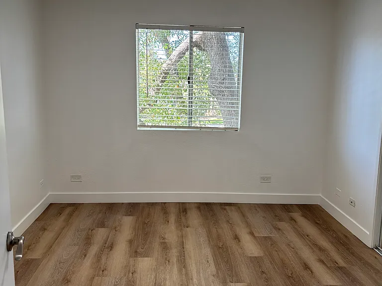 7918 Reseda Blvd — Photo 98