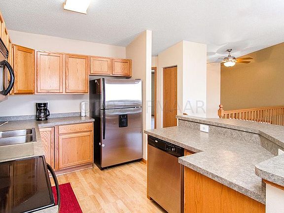 5th image of 1062 42nd Ave W
