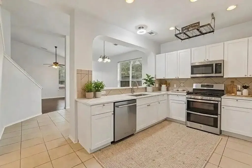 4 bed, 2236 sqft, $2,300 — Photo 3