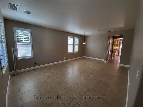 2nd image of 1727 Southgate Dr