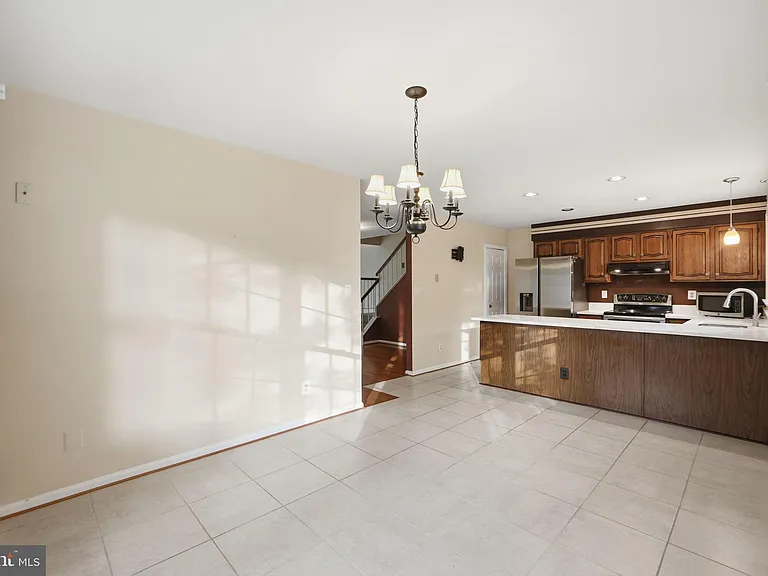 8715 Delcris Dr — Photo 16