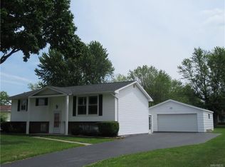 16 Kingswood Dr, Orchard Park, NY 14127