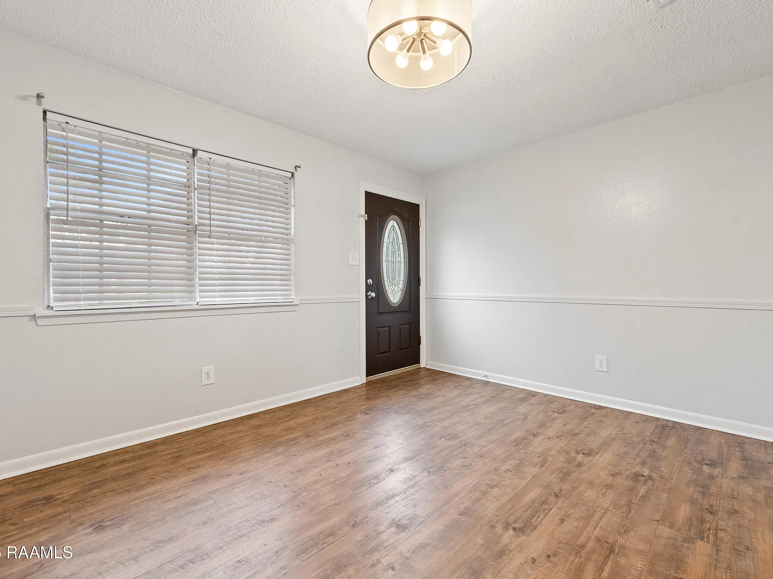 3 bed, 1200 sqft, $1,600 — Photo 2
