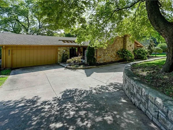9907 Lee Cir, Leawood, KS 66206