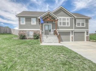 808 169th St, Basehor, KS 66007