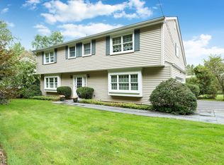 323 Frost Pond Rd, Glen Head, NY 11545