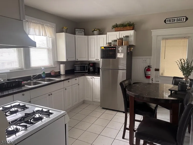 2 bed, 1.0 bath, $2,400 — Photo 3