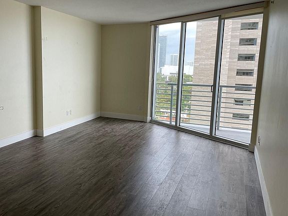 4th image of 325 Biscayne Blvd #1800