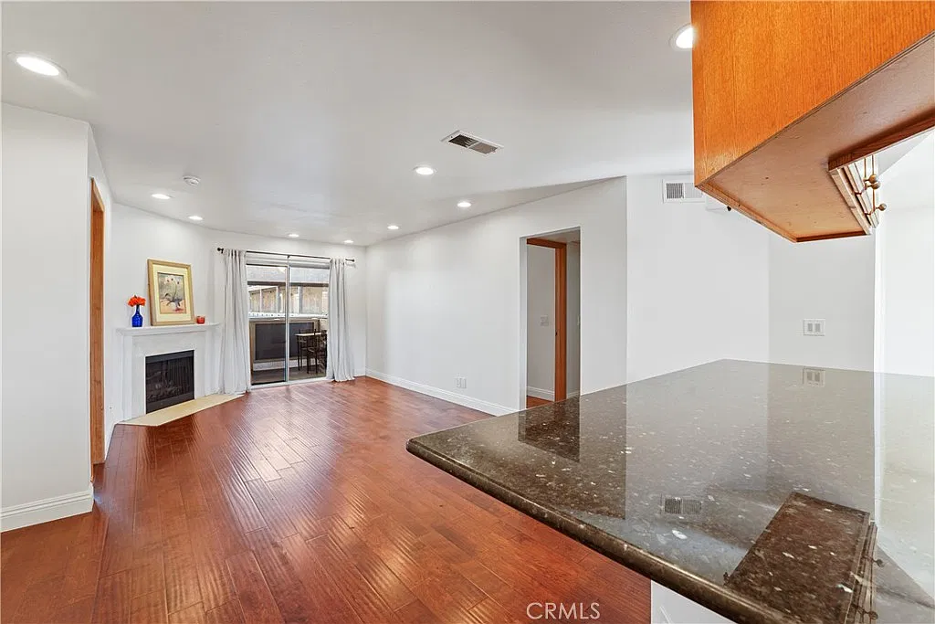 2 bed, 1046 sqft, $2,700 — Photo 1