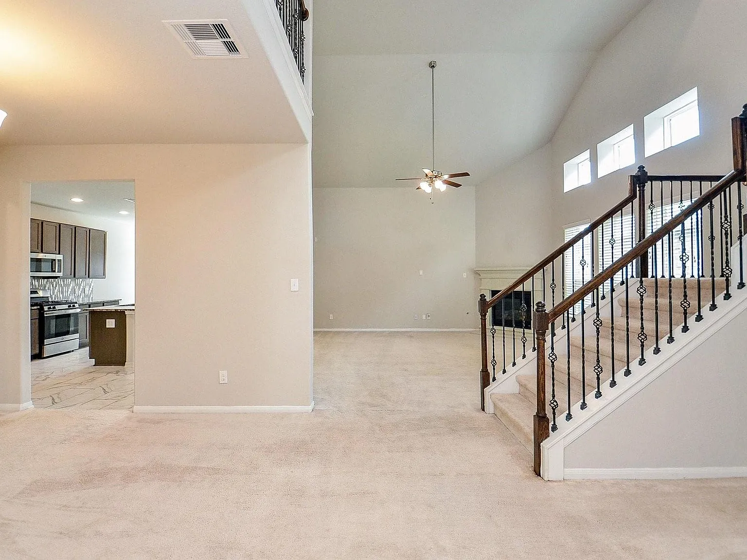 3 bed, 2.5 bath, 2652 sqft, $2,600 — Photo 2
