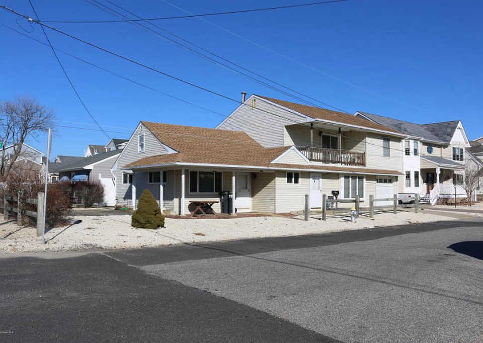 1st image of 320 Durborow Ave