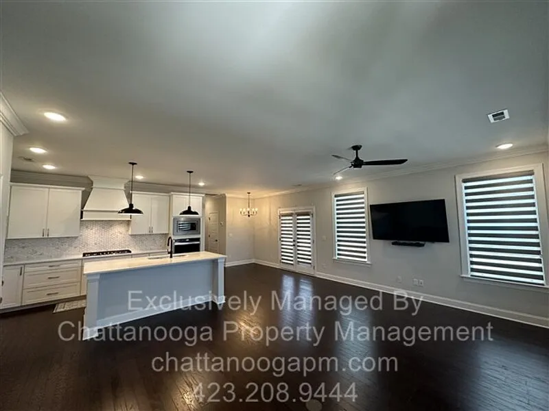 4 bed, 2.5 bath, 2050 sqft, $2,995 — Photo 4