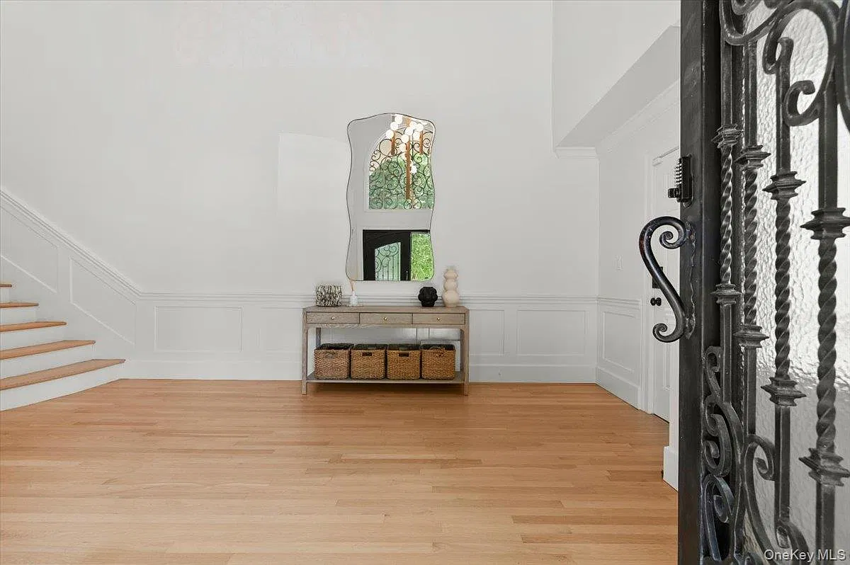 8 bed, 7.0 bath, 5133 sqft, $30,000 — Photo 2