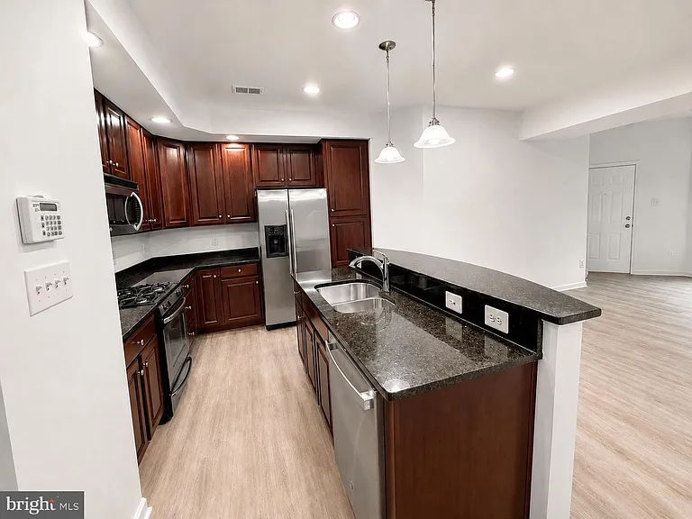 2585 Eastbourne Dr — Photo 14