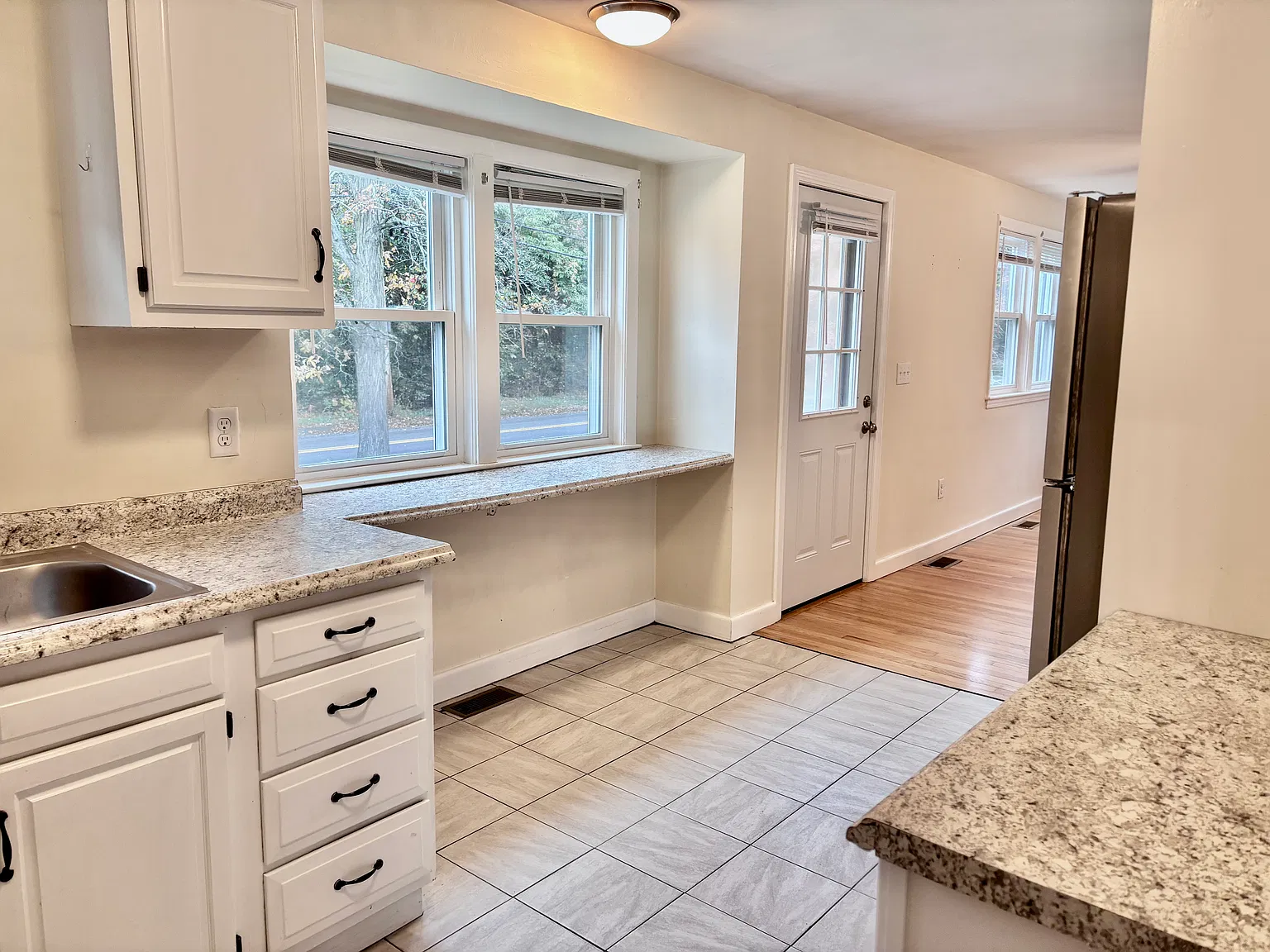 2 bed, 940 sqft, $2,500 — Photo 2