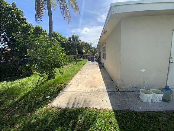 5th image of 500 NW 42nd Ct