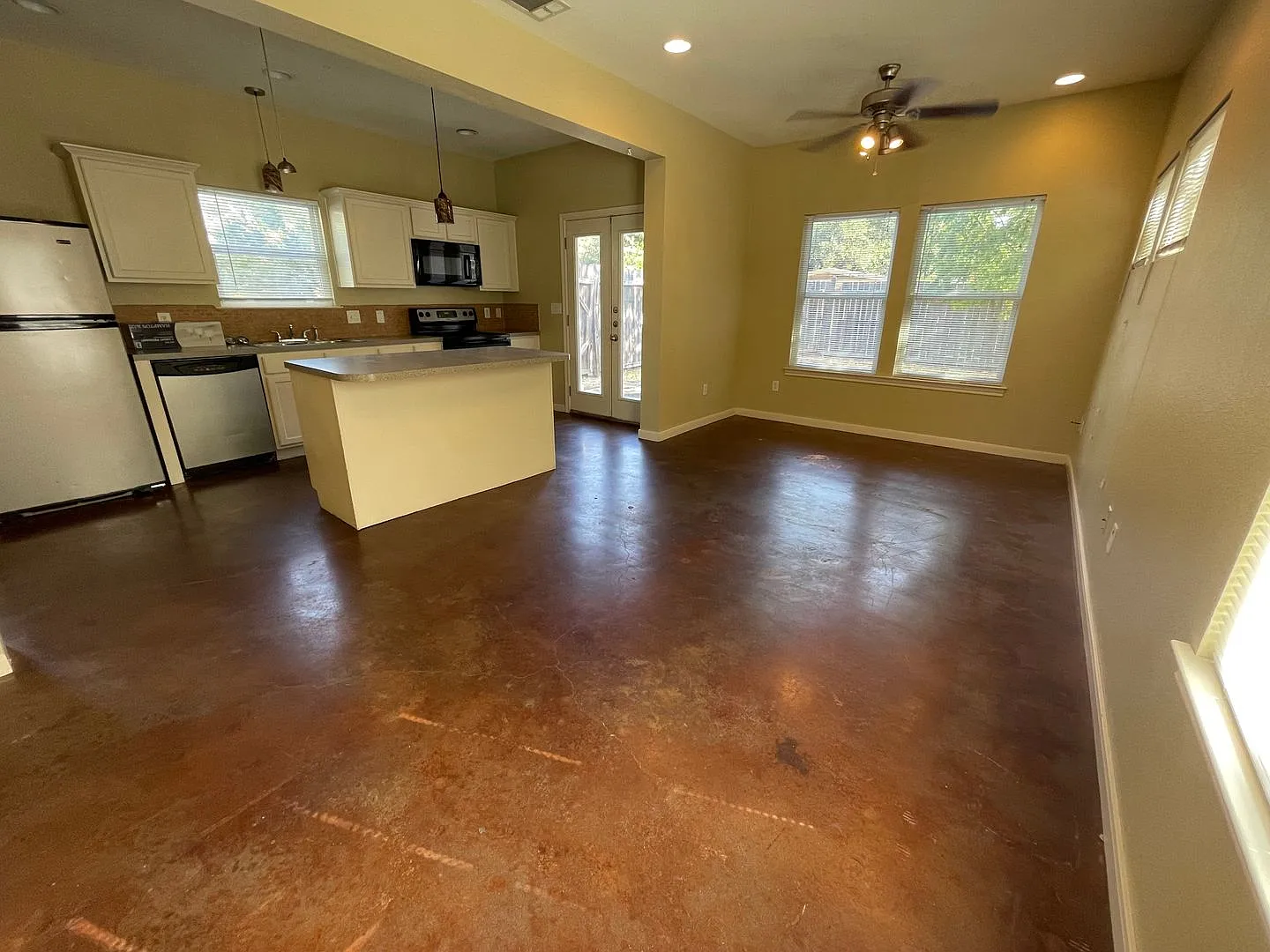4bed/2bath Duplex on 51st/Guadalupe - Fenced Yard — Photo 4