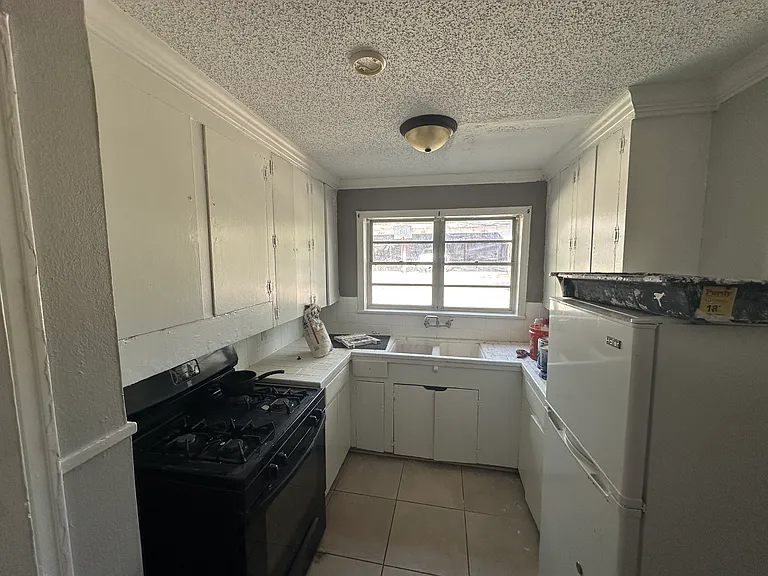 240 Olive St — Photo 6