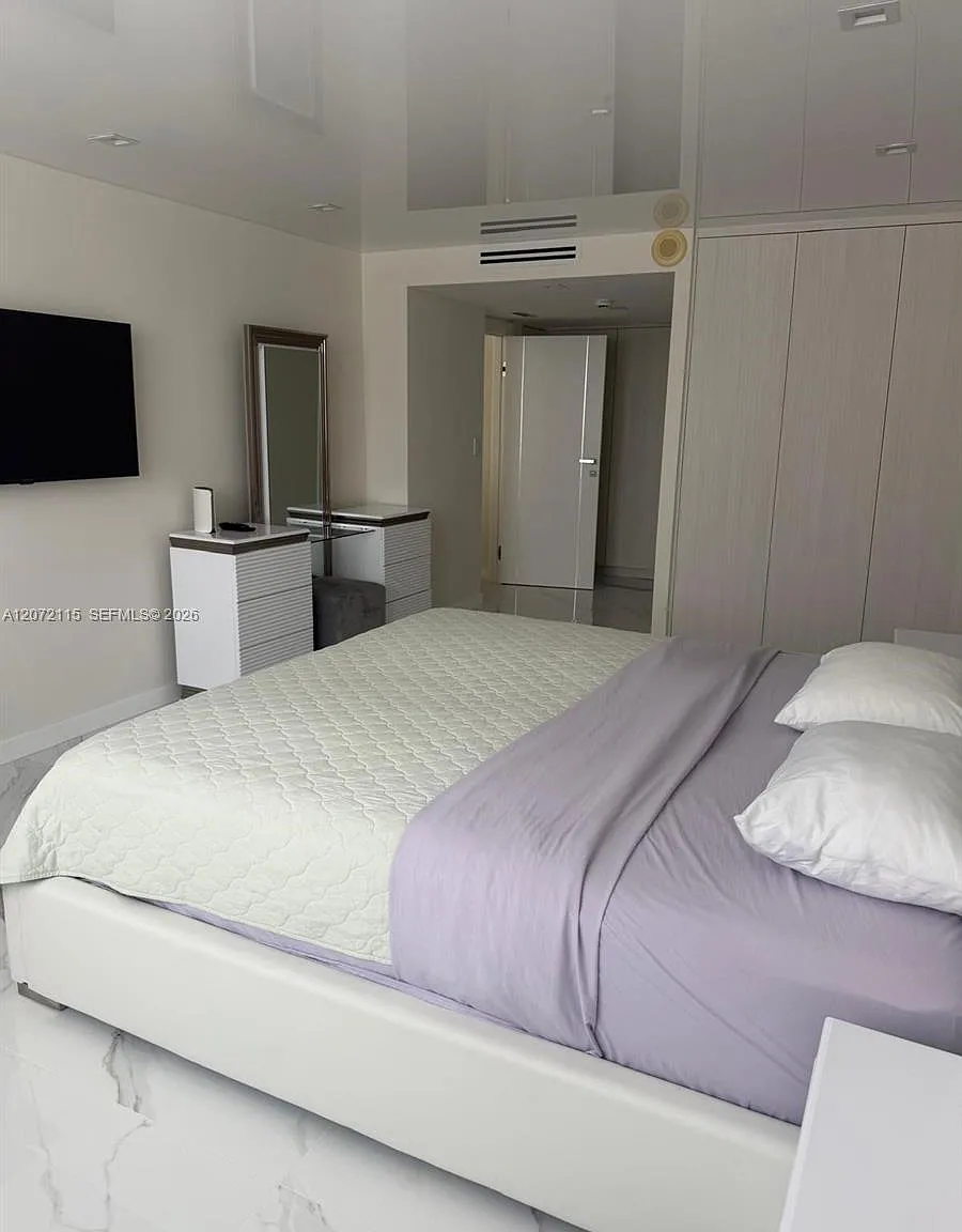 Winston Towers 200 Condo — Photo 1
