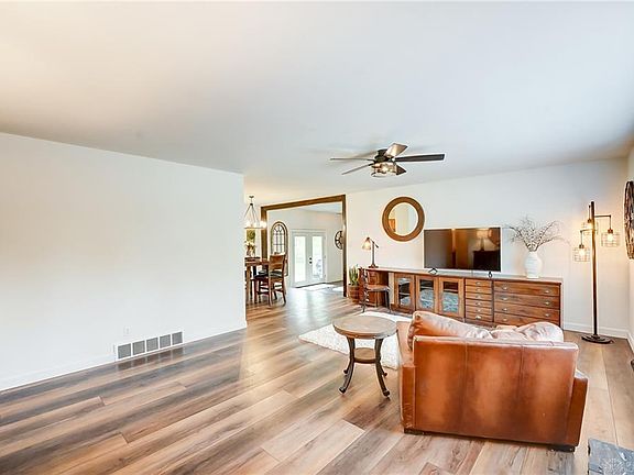 3rd image of 3548 Eastern Dr