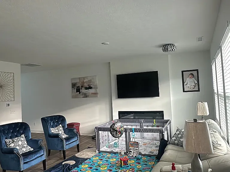 6 bed, 3400 sqft, $2,900 — Photo 2