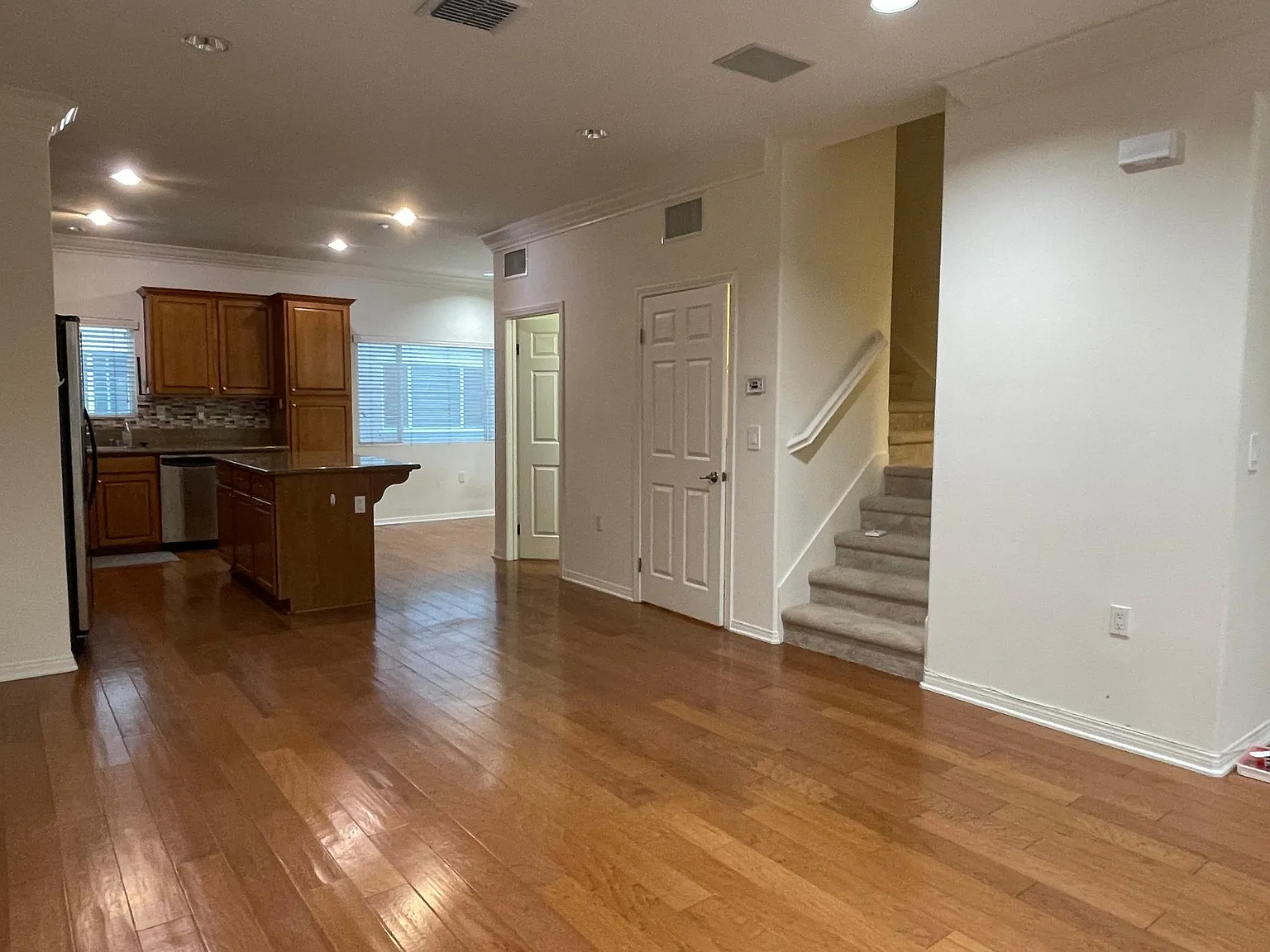3 bed, 1300 sqft, $3,500 — Photo 4