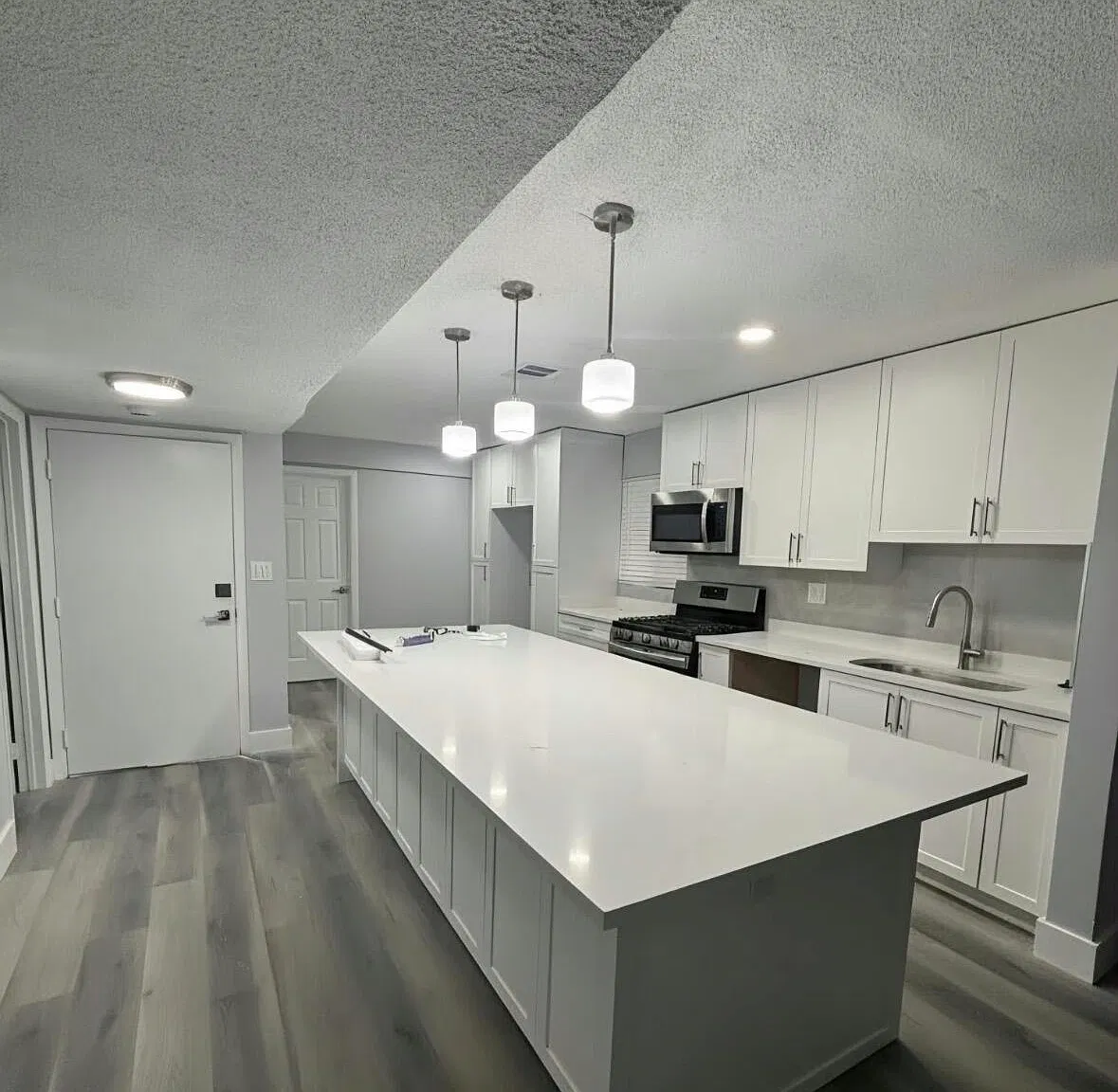 4 bed, 2.5 bath, 2100 sqft, $3,000 — Photo 1