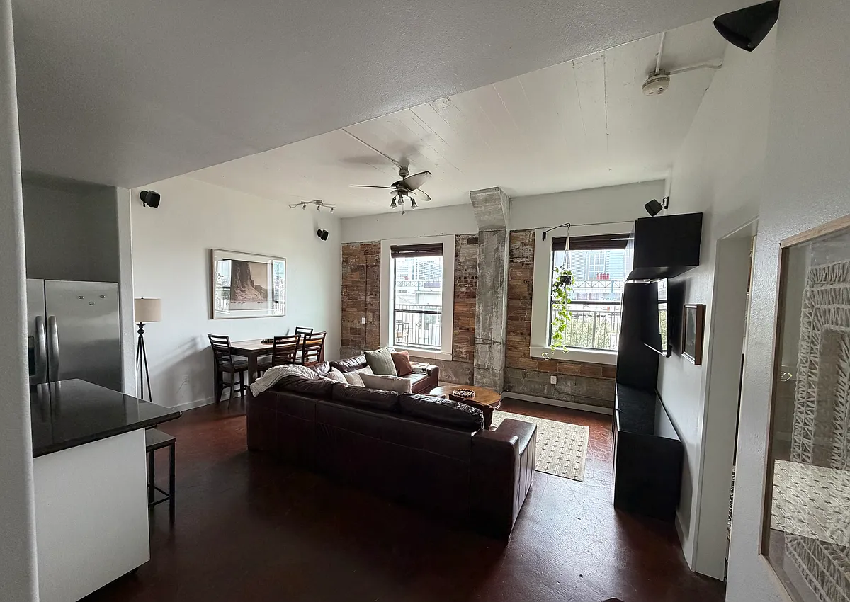 Building Photo - 2205 McKinney St #513