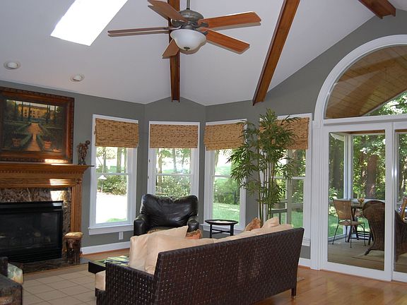 Living addition w/screened porch